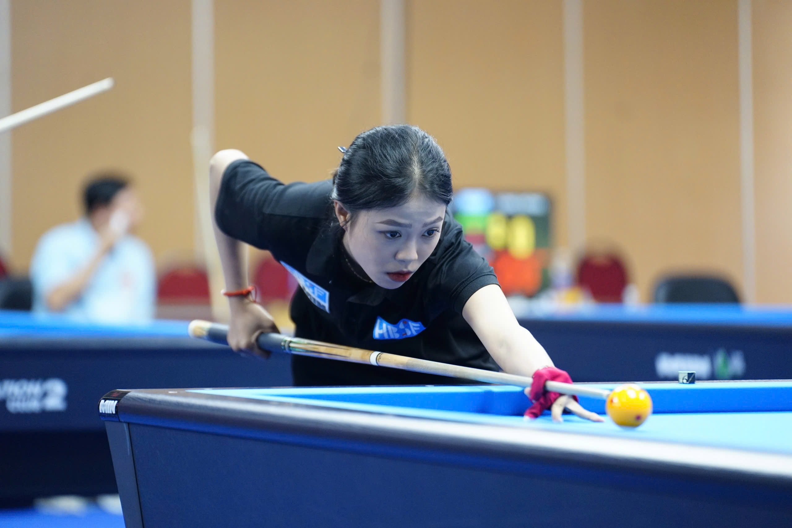 Billiards 3 băng: Nữ cơ thủ 20 tuổi gây ấn tượng mạnh- Ảnh 1.